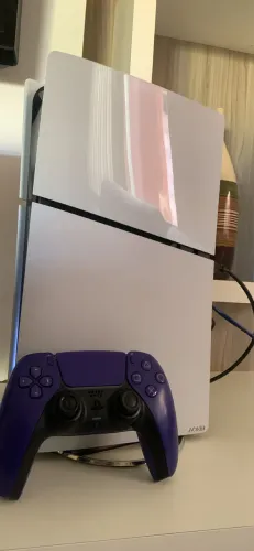 Playstation 5 Slim Digital 1 TB + Controle Galaxy Purple + Suporte vertical