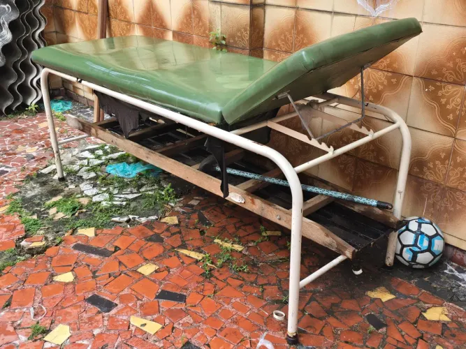 Maca Hospitalar com encosto de cabeça regulável - Suporta até 250 kg