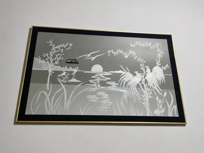 Quadro Decorativo em Espelho Gravado - Moldura Preta e Dourada