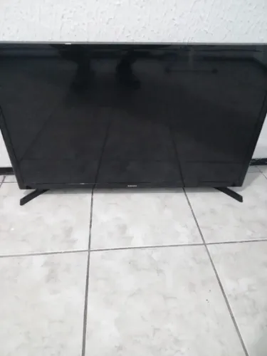 Tv para retirar peças funcionando meia tela.