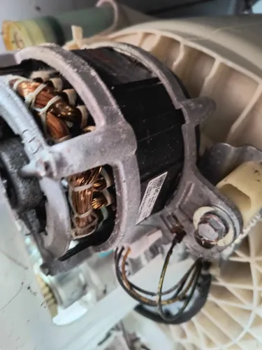 Máquina de lavar Eletrolux pra retirar peças 