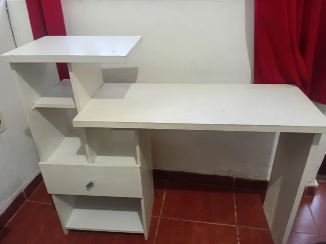 Escrivaninha branca com caneta.