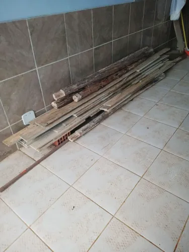 Sobras de madeiras de obra