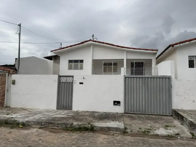 Casa com 3 quartos, suíte e quintal no Castelo Branco!