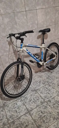 Bicicleta First aro 26 freios a disco