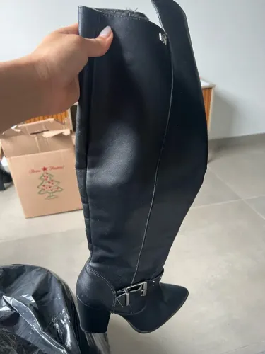 Doação eles calçados e roupas tamanho 36 pra quem estiver precisando.