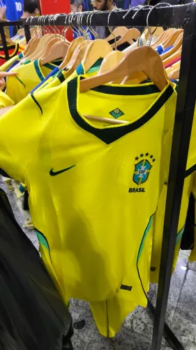 Duas camisas Brasil