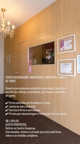 DIVISÓRIA AMADEIRADA COM PORTA E JANELA DE VIDRO