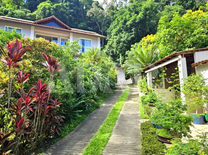 Luxuosa casa no condomínio Bela Floresta em Vargem Pequena, 700m2 de terreno