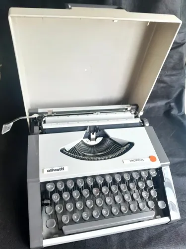 Máquina de escrever Olivetti Tropical