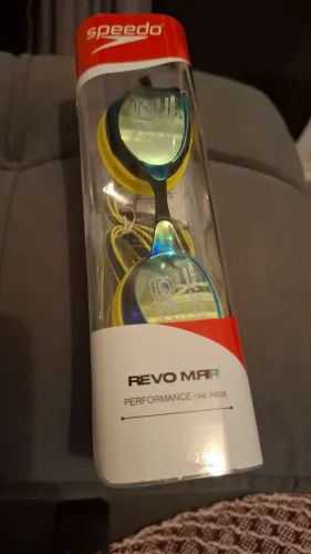 Vendo óculos de natacao, lacrado na caixa,speedo,revo mer ,na cor amarela
