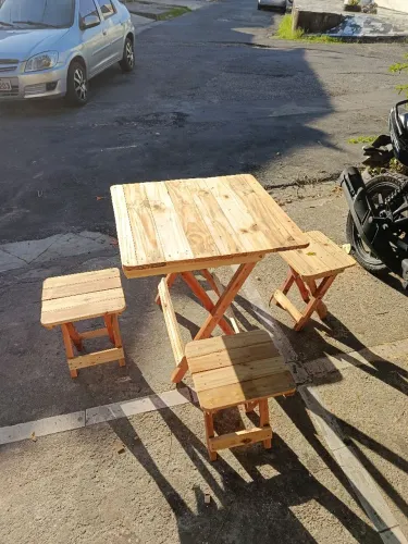 Mesa com 4 banquinhos