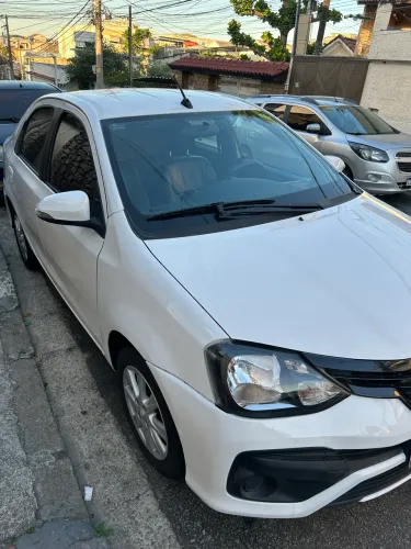 Alugo veículo para trabalhar junto aos aplicativos de transportes 