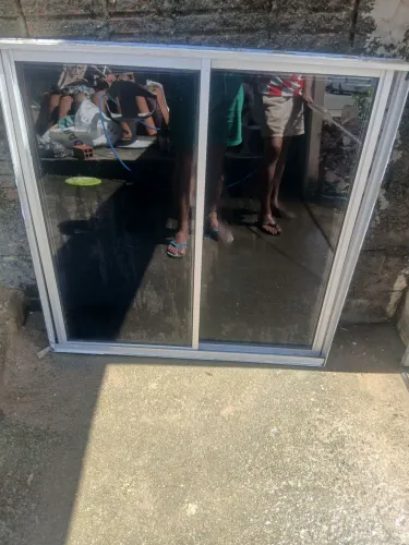 Vende-se uma janela