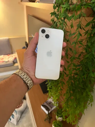 iPhone 13 semi novo, sem marcas, sem detalhes