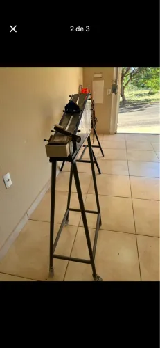 Aplicador de Fita Gomada Manual Tipo Tobogã com Suporte de Rodinhas