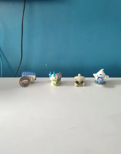 Kit Yo Kai Watch com medalhas e bonecos