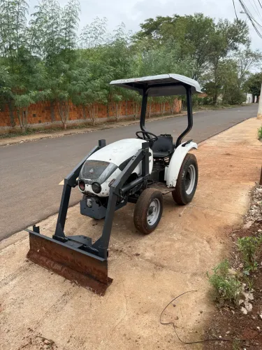 Trator Agrale 4100 com lâmina