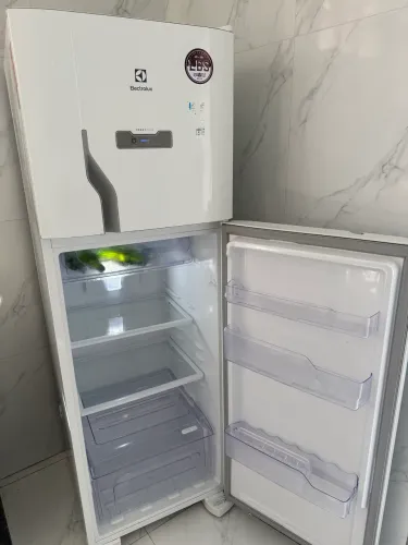 Geladeira electrolux frost free 371 litros usada