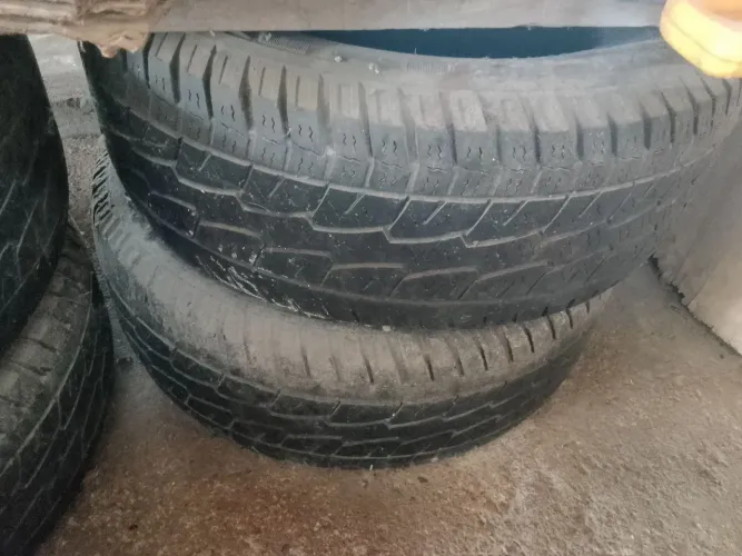 Vendo 4 pneus meia vida 235/60R16