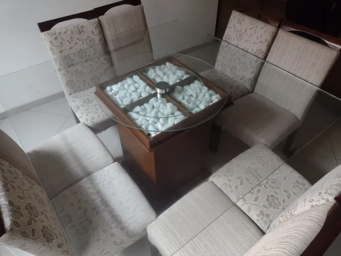 Mesa de vidro com base de madeira