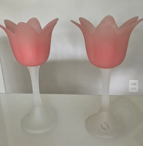 Par de castiçal de vidro em formato de tulipa com velas