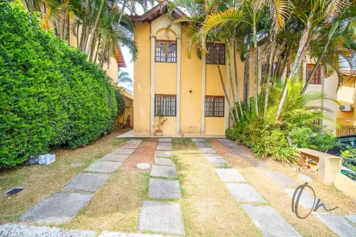 Casa em Condomínio à Venda em Cotia-SP: 3 Quartos, 1 Suíte, 2 Salas, 2 Banheiros, 2 Vagas,