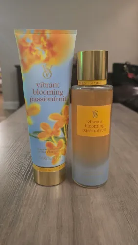 Kit Victoria?s Secret Vibrant Blooming Passionfruit