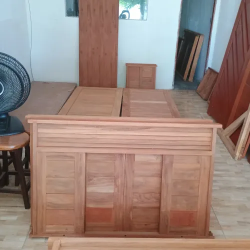 Janela de lambri feita de andiroba, medindo 1,20X0,80