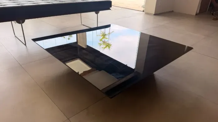 Mesa de centro em vidro preto.