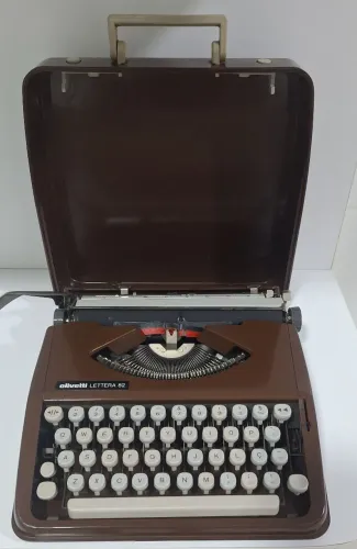 Maquina de Escrever OLIVETTI LETTERA 82 ? CLÁSSICO VINTAGE