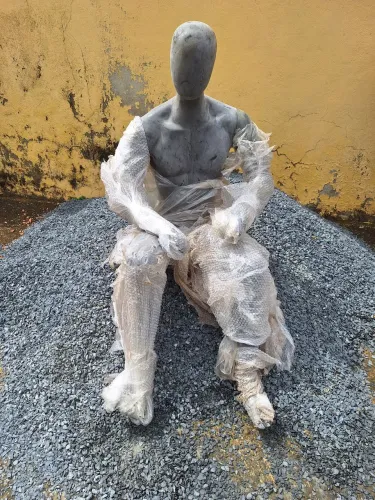 Manequim masculino de fibra articulado sentado 