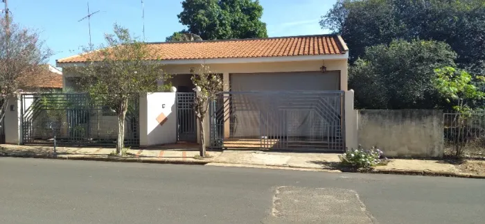 Casa em São João de Itaguaçu, 5 quartos, ao lado da matriz.