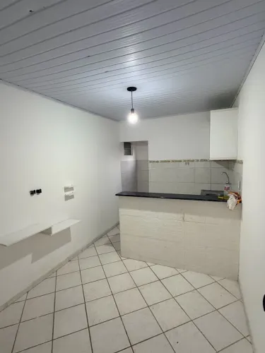 ALUGA-SE CASA EM ITAPUÃ - EX COMBATENTES