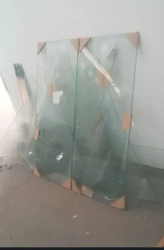 Vendo os vidros de uma janela.