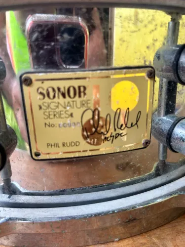 Caixa Sonor Signature do baterista do AC/DC