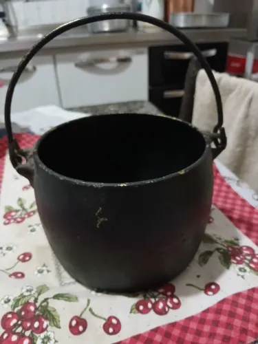 Caldeirão de ferro antigo 