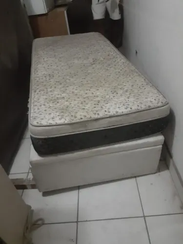 Duas camas solteiro baú e um colchão