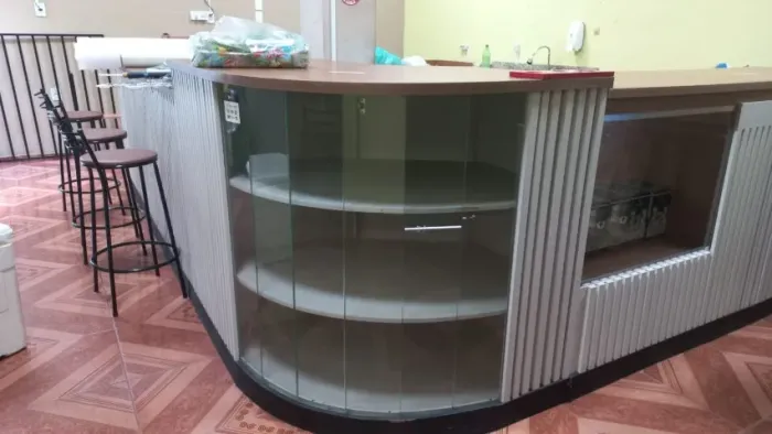 Moderno balcão com vitrine integrada e balcão de atendimento.