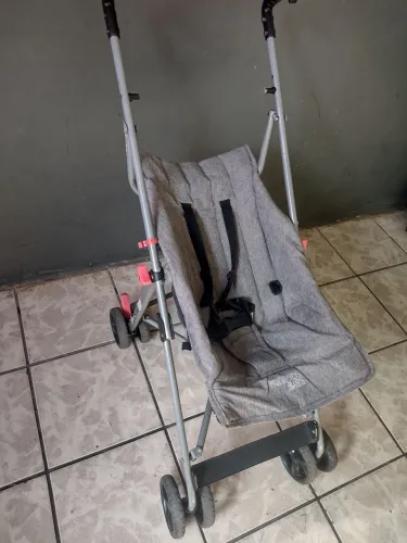 Vendo carrinho guarda chuva Multikids ele deita e desmonta e monta facil