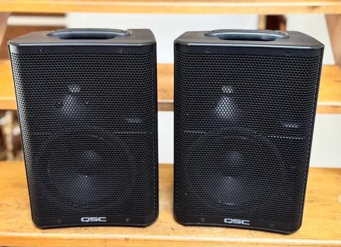 Caixa QSC CP8 (PAR com Tripé)