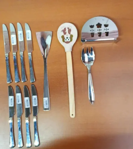 Lote com talheres inoxidável e uma colher de silicone e suporte para guardanapos