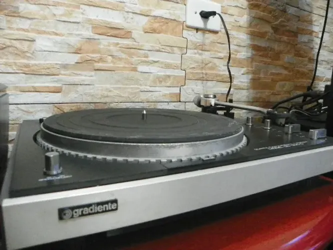 Toca Discos GRADIENTE MODELO DD-200 Q - Quartz Fully Automatic Turntable
