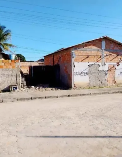 Vende-se um terreno de 288m², com uma construção, em fase inicial
