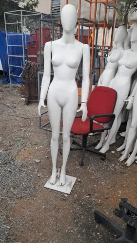 Liquidação de Estoque - Manequins de Fibra para vitrine com Base