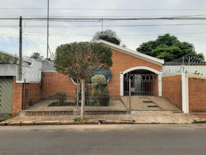 Locação de Casas / Padrão na cidade de Araraquara
