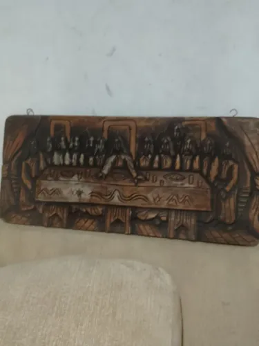 Peça em madeira maciça, medindo 70 x 30 x 3 de espessura