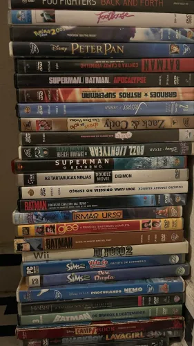 DVDs variados (Los Hermanos, Glee, Batman, Digimon, Disney, etc)