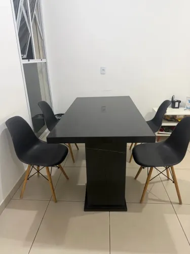 VENDO MESA DE GRANITO COM 4 cadeiras em ARAGUARI