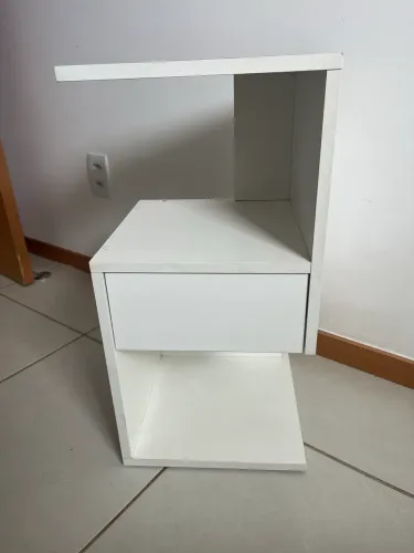 Mesa de cabeceira/nicho lateral 